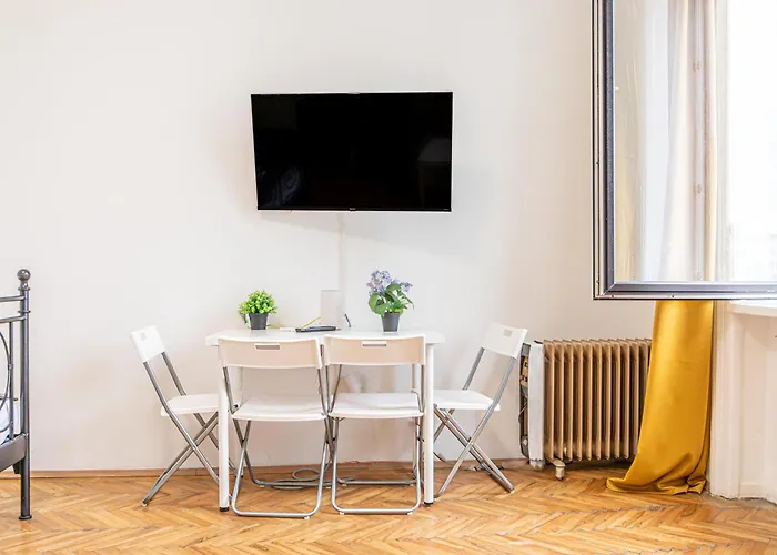 Comfortable 2br In The Heart Of With Wifi Διαμέρισμα