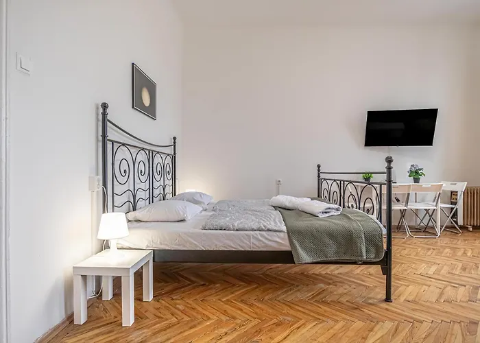 Comfortable 2br In The Heart Of With Wifi Διαμέρισμα